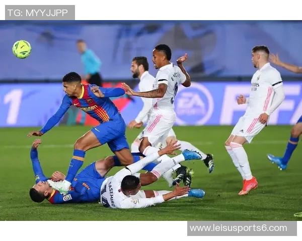 足球比赛时的激情瞬间与战术博弈揭示了团队合作的重要性与运动员的拼搏精神